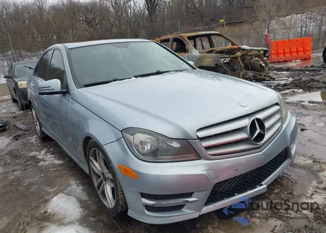 2013 Mercedes-Benz C 300 Sport 4Matic z USA, uszkodzony, nr VIN WDDGF8AB8DR273609